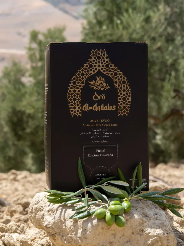 Presentación detallada de nuestro estuche de edición limitada con aceite picual de categoría superior.