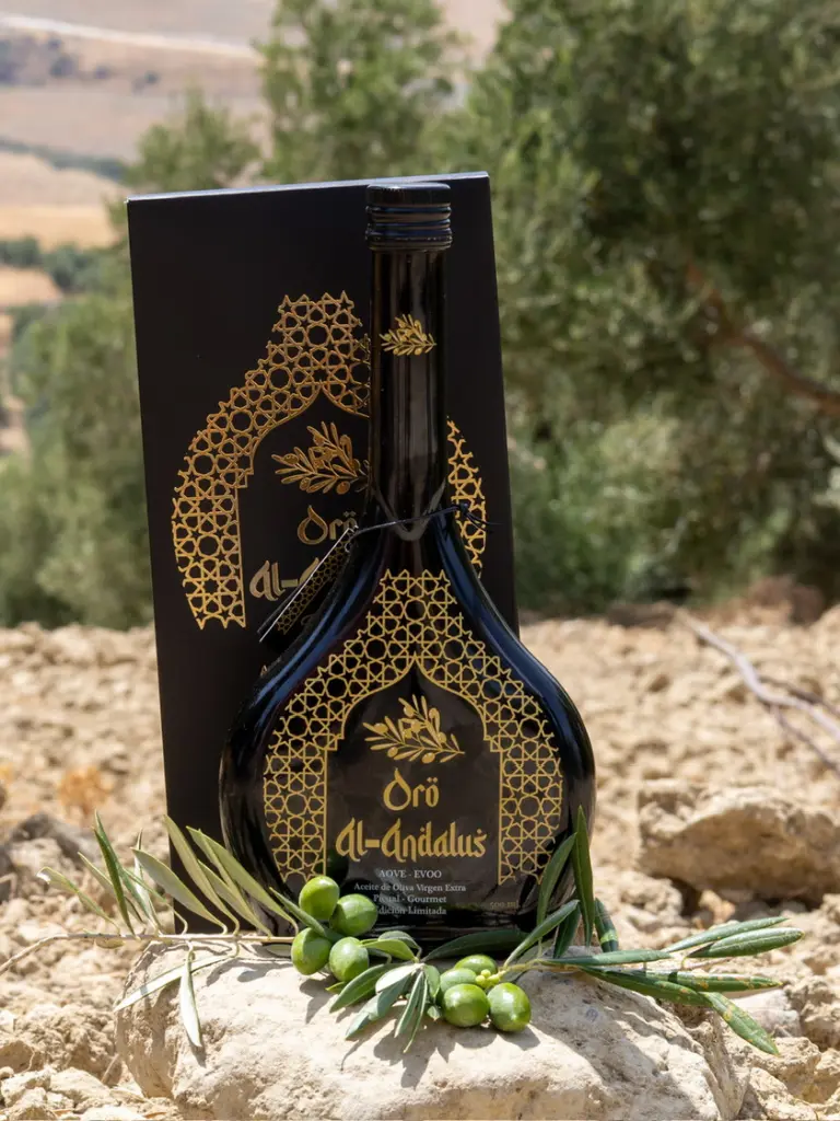 Presentación elegante de nuestro aceite de oliva virgen extra en envase Arabesca y estuche de regalo.