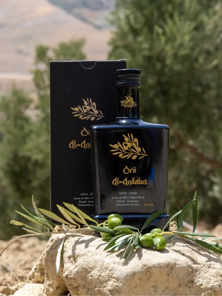 Descubre el diseño exclusivo de nuestra botella Alfil de aceite de oliva virgen extra premium de cosecha temprana.